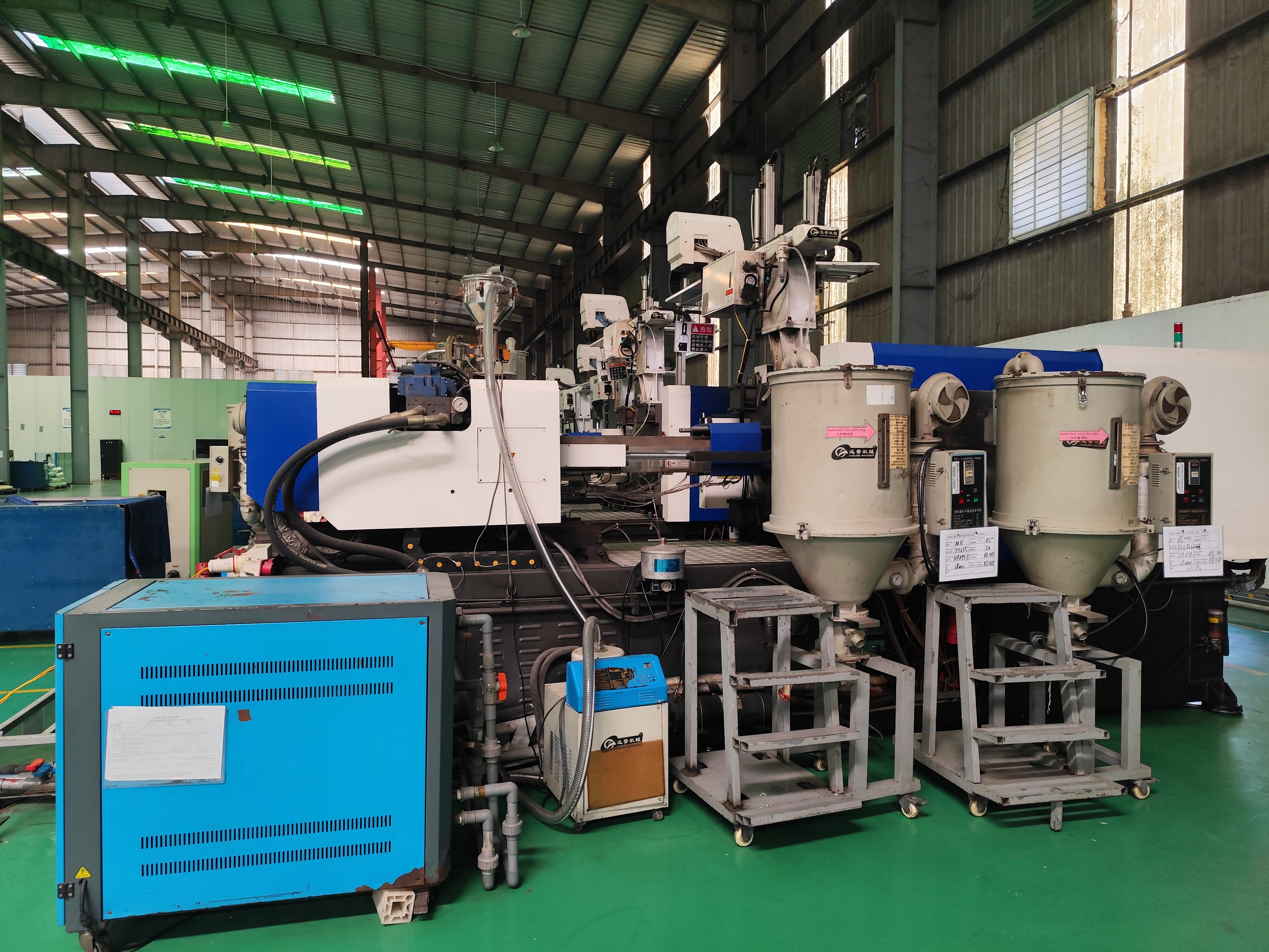 Plastic injection molding machine (1).jpg